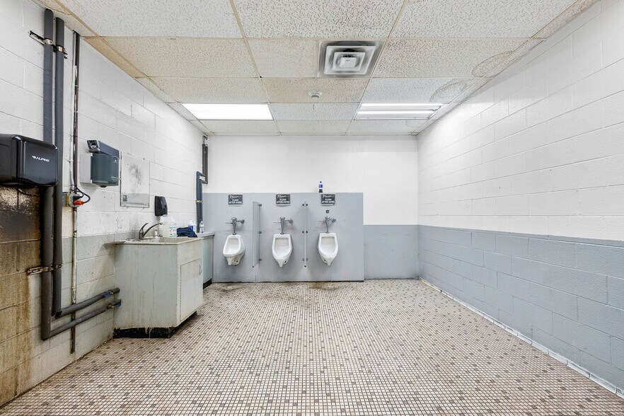 More Photos Of 2727 S Beech Daly Rd, Dearborn Heights Warehouse For Lease