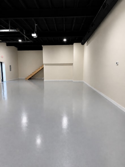 More Photos Of 320 S Wooster Ave, Dover Unknown For Lease