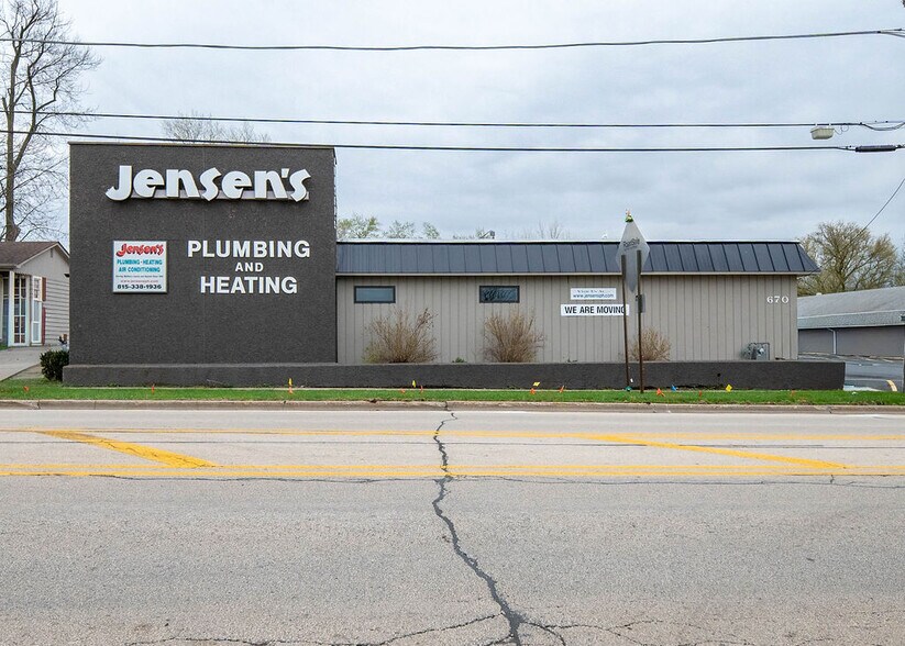 More Photos Of 670 E Calhoun St, Woodstock Flex For Lease