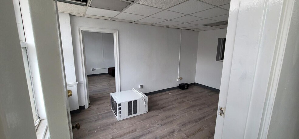 More Photos Of 4947 31st St, Long Island City Warehouse For Lease