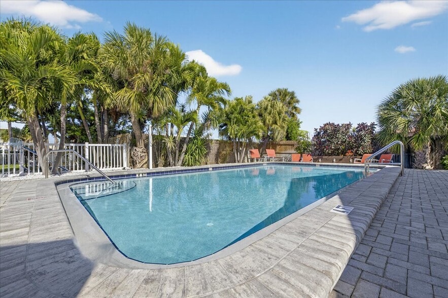 More Photos Of 523 72nd Ave, St Pete Beach Hotel For Sale