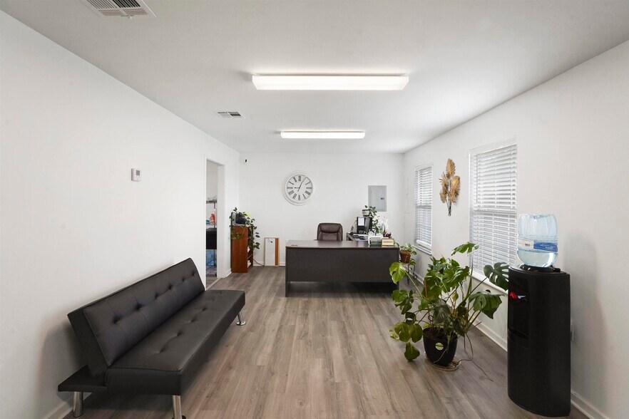 More Photos Of 1425 E Tunnel Blvd, Houma Office For Sale