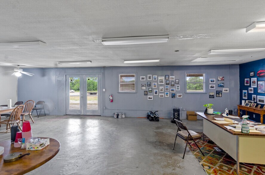 More Photos Of 5716 N US Highway 287, Alvord Truck Terminal For Sale