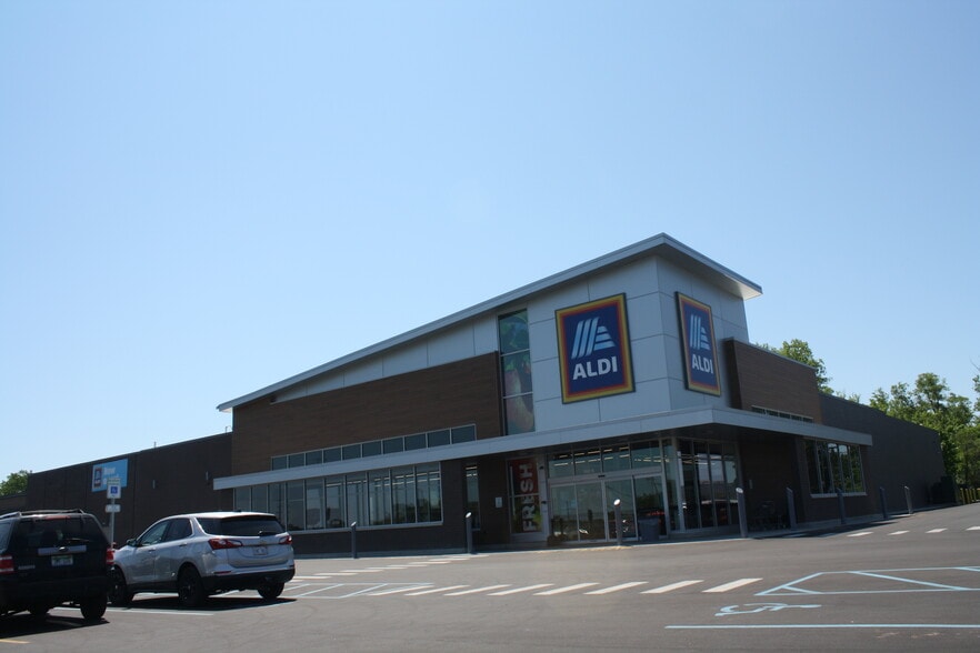 More Photos Of 3021-3039 E Michigan Ave, Jackson Freestanding For Sale