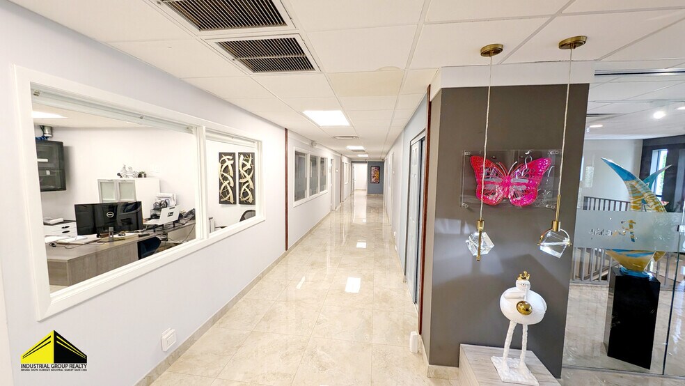 More Photos Of 2741 W 76th St, Hialeah Warehouse For Lease