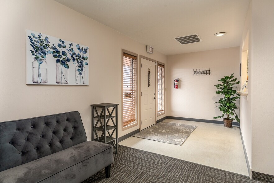 More Photos Of 808 W Prairie St, Marion Office For Sale