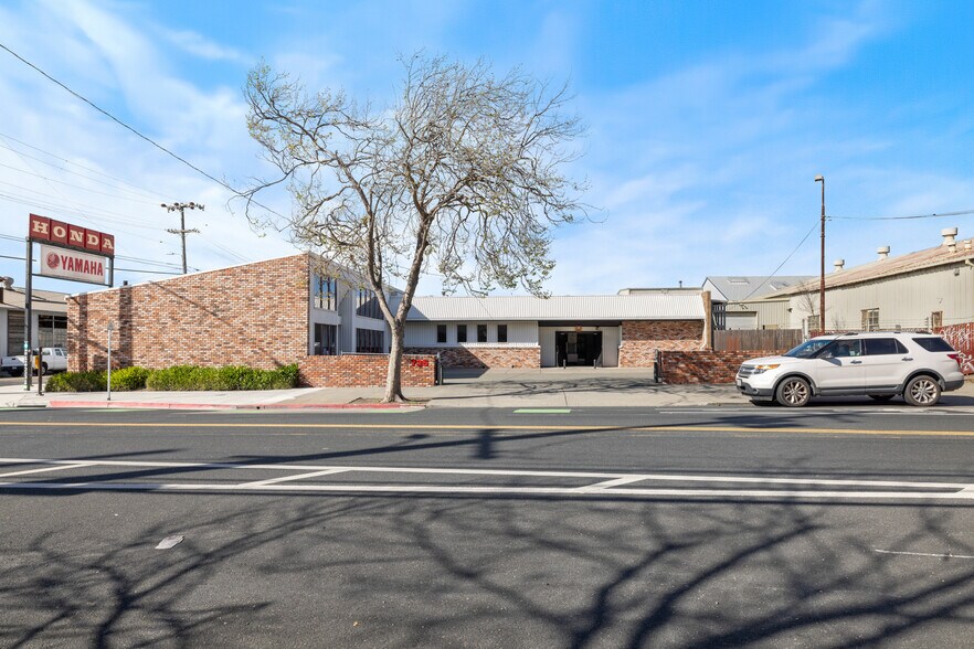 More Photos Of 735 Gilman St, Berkeley Showroom For Sale