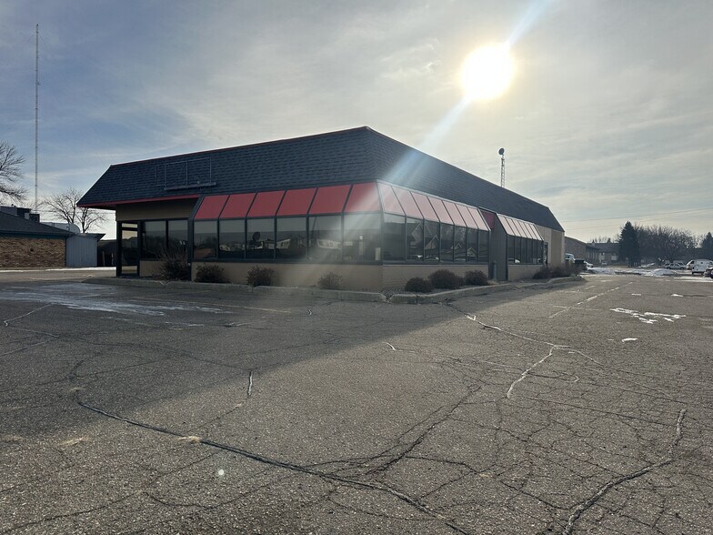 More Photos Of 1402 E College Dr, Marshall Fast Food For Lease