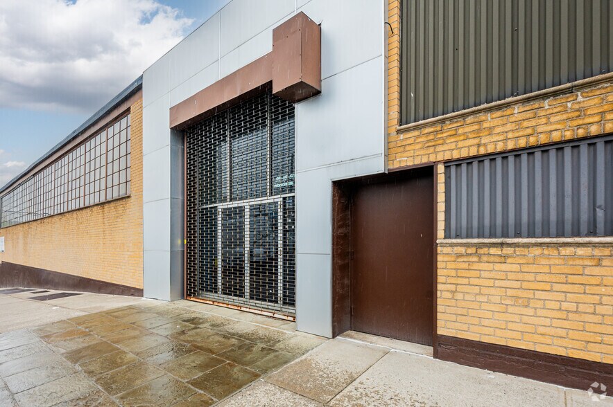 More Photos Of 2515 50th St, Woodside Warehouse For Lease