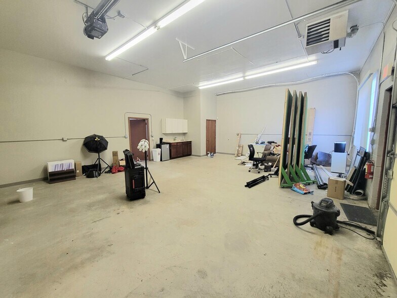 More Photos Of 1110 Arrowhead Ct, Crown Point Flex For Lease