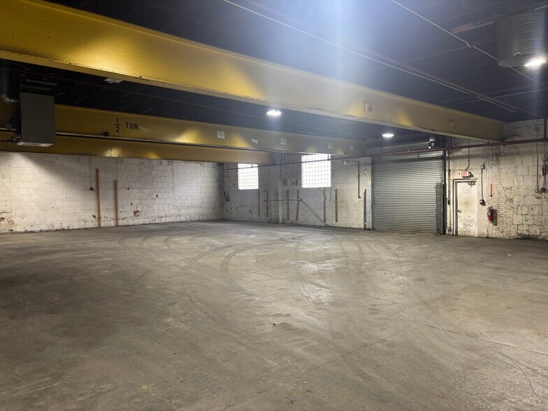 More Photos Of 2 Amboy Ave, Woodbridge Warehouse For Lease