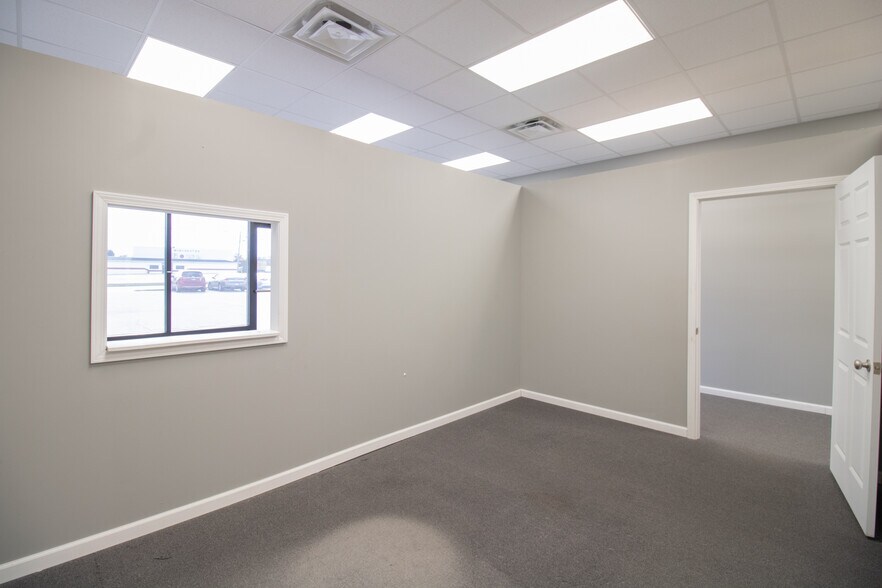 More Photos Of 961-965 E Washington St, Winchester General Retail For Lease
