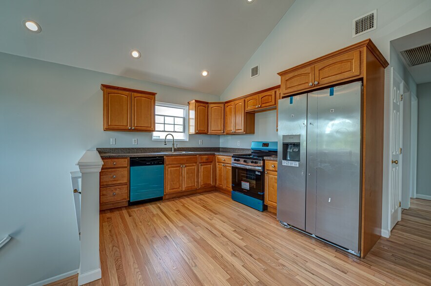 More Photos Of 2163 Sunrise Hwy, Islip Office For Sale