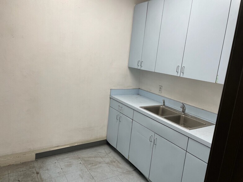 More Photos Of 937 S Alameda St, Los Angeles Warehouse For Lease