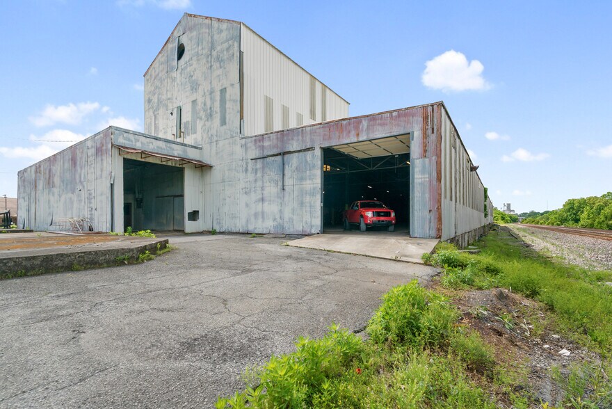 More Photos Of 4000 Memorial Blvd, Springfield Freestanding For Sale