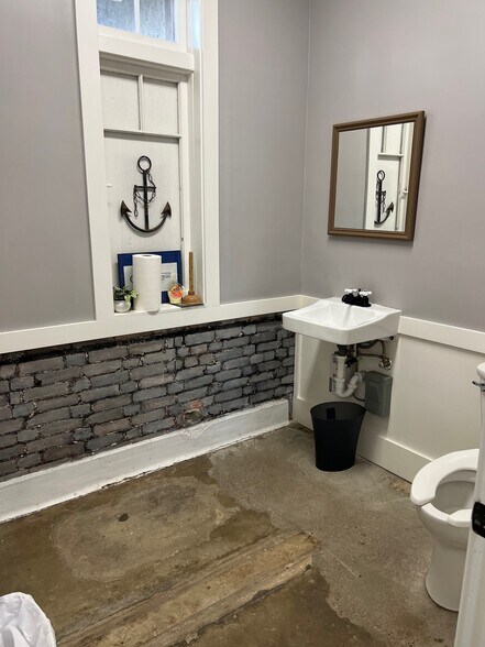 More Photos Of 11 E Texas Ave, Baytown General Retail For Sale