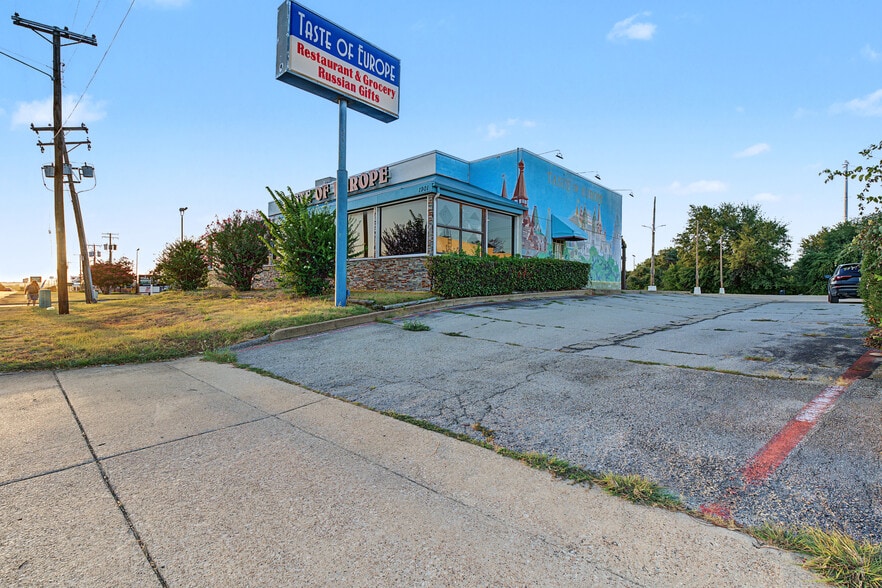 More Photos Of 1901 W Pioneer Pky, Arlington Restaurant For Sale