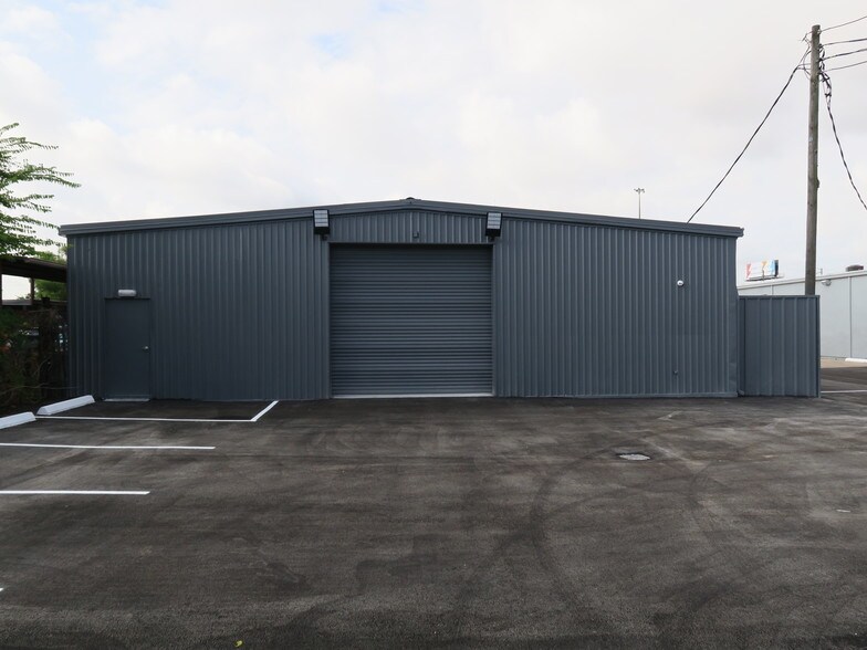 More Photos Of 5830 Star Ln, Houston Light Distribution For Lease