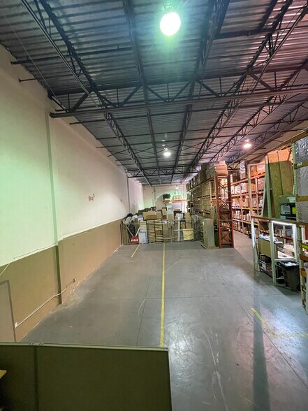 More Photos Of 6600-6626 Kingspointe Pky, Orlando Distribution For Lease
