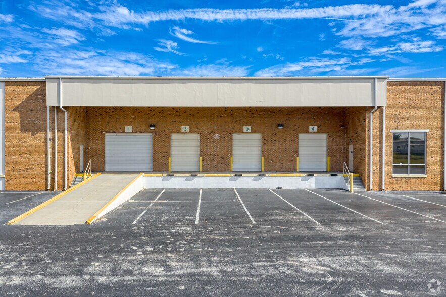 More Photos Of 1264 La Quinta Dr, Orlando Warehouse For Lease
