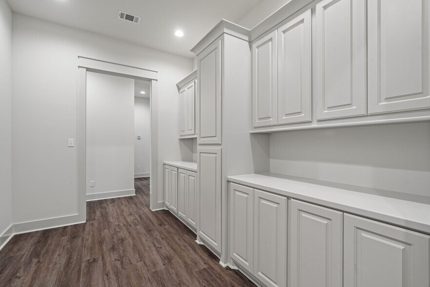 More Photos Of 4194 MS-589, Sumrall Office For Sale