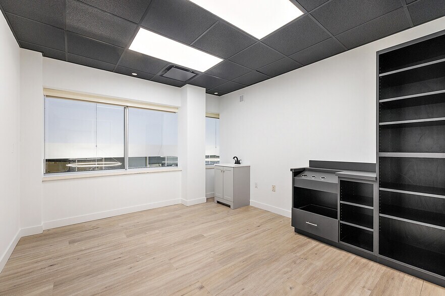 More Photos Of 801-803 W Big Beaver Rd, Troy Office For Lease