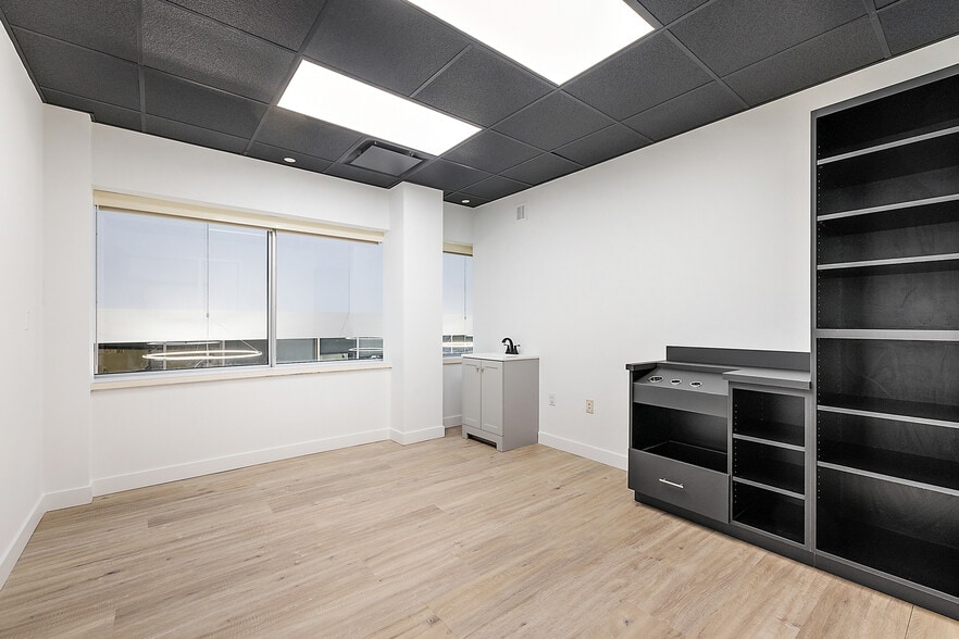 More Photos Of 801-803 W Big Beaver Rd, Troy Office For Lease