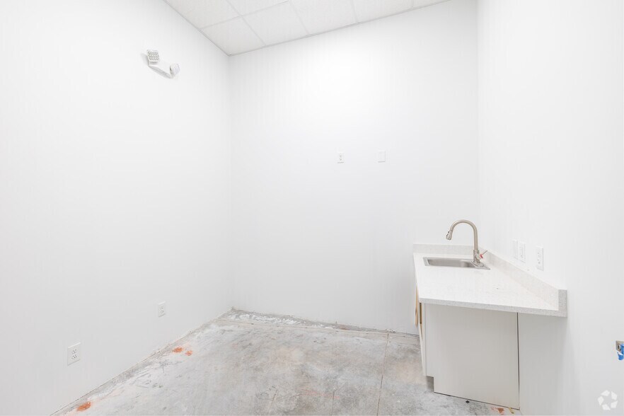 More Photos Of 14210 Metropolis Ave, Fort Myers Office For Lease