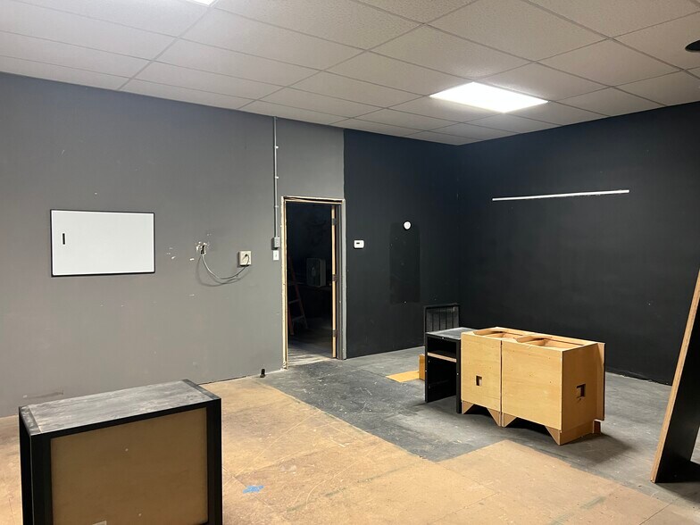 More Photos Of 300 E Broadway Blvd, Johnston City Specialty For Sale