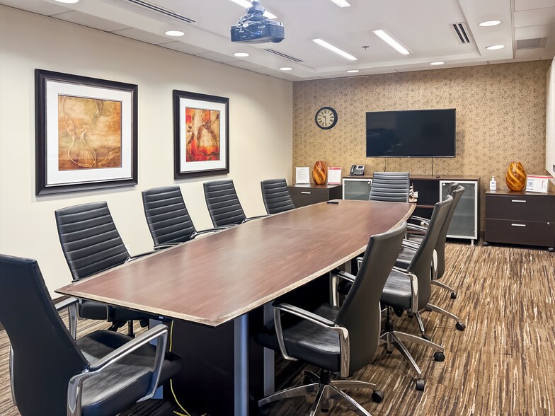 More Photos Of 1631 Dickson Av, Kelowna Coworking Space