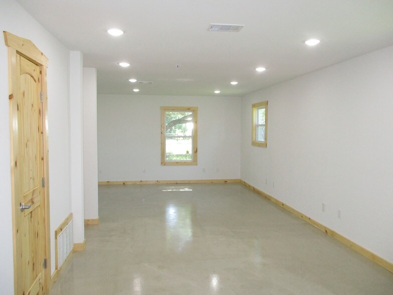 More Photos Of 12724 Lowden Ln, Manchaca Office Residential For Lease