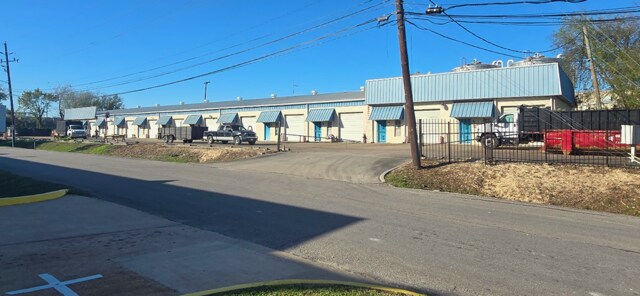 More Photos Of 2403 Naomi St, Houston Light Distribution For Lease