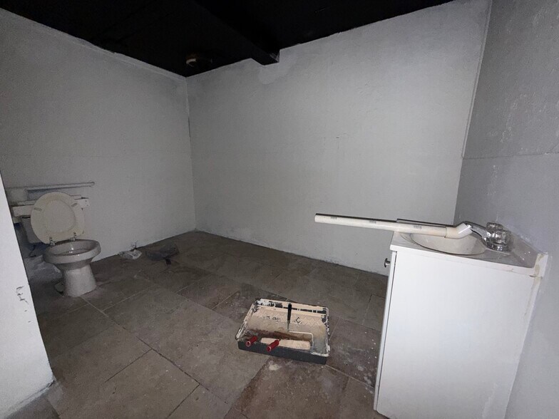 More Photos Of 5438 E Grand Ave, Dallas Storefront For Lease