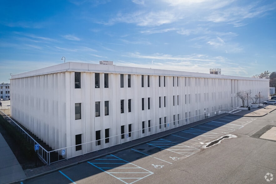 More Photos Of 5 Dakota Dr, Lake Success Medical For Lease