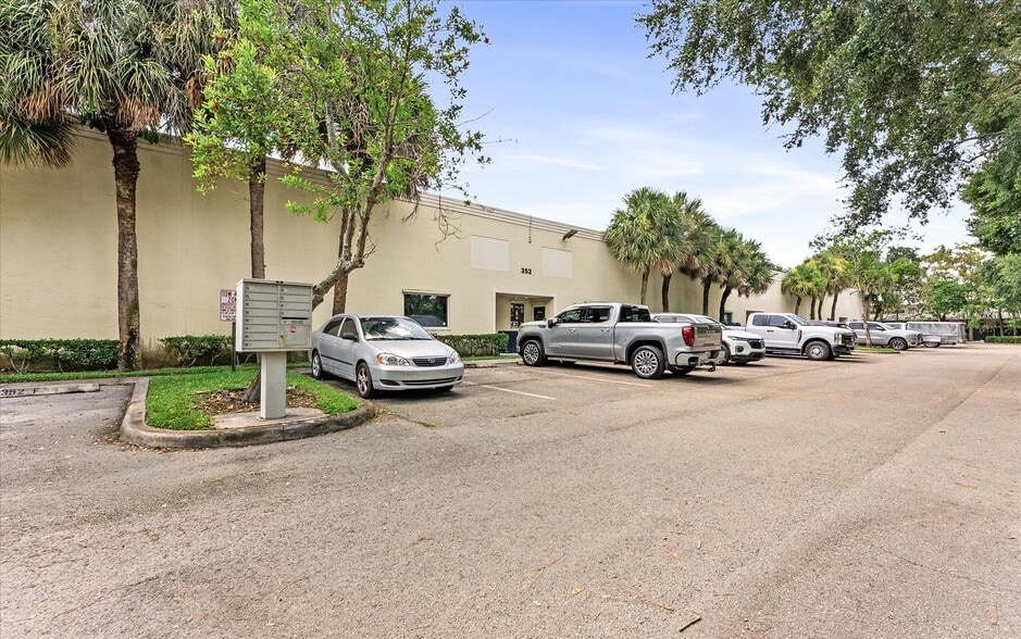 More Photos Of 352 Tall Pines Rd, West Palm Beach Warehouse For Sale