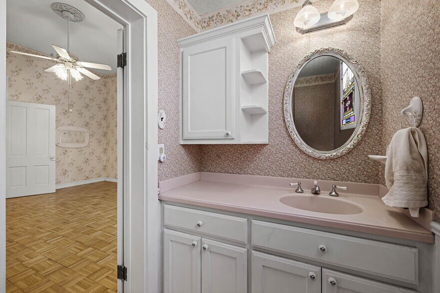 More Photos Of 633 S Castell Ave, New Braunfels Office Residential For Sale