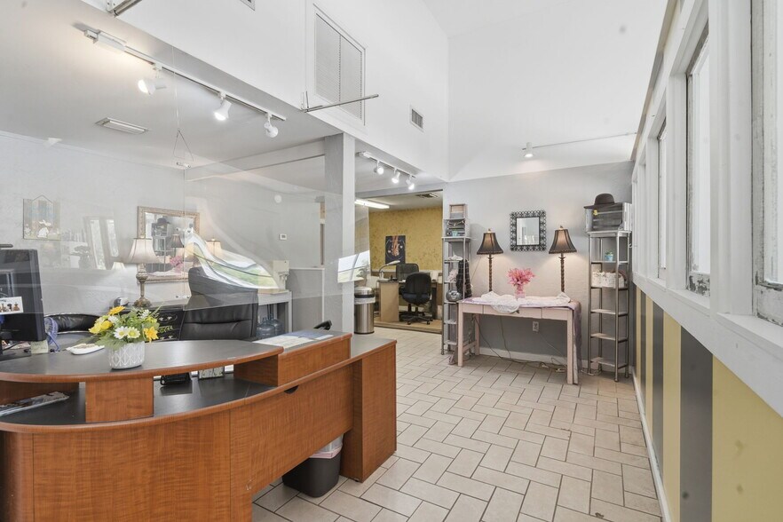 More Photos Of 1030 Camphor Ln, Deland General Retail For Sale