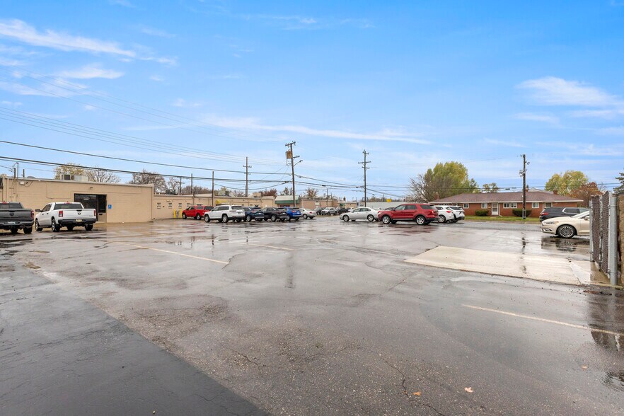 More Photos Of 30948-30960 Ford Rd, Garden City Storefront For Lease