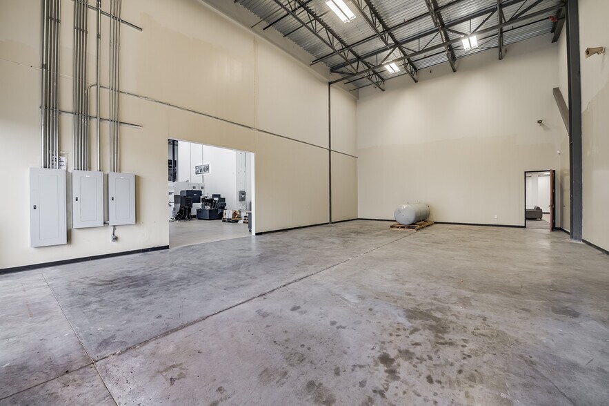More Photos Of 1340 Airport Commerce Dr, Austin Warehouse For Lease