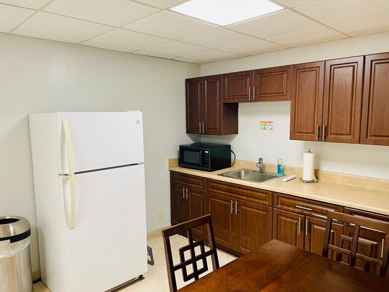 More Photos Of 2201 NE 52nd St, Lighthouse Point Medical For Sale