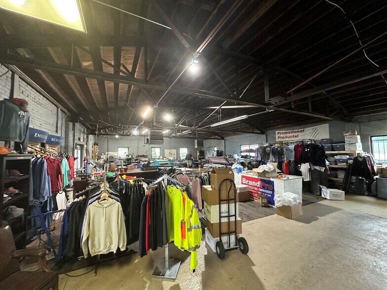 More Photos Of 922 W Main St, Rock Hill Warehouse For Lease