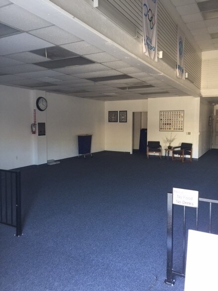 More Photos Of 8807 Thornton Rd, Stockton Storefront Retail Office For Lease