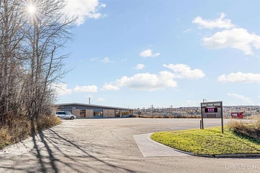 More Photos Of 1009 W Ridge St, Marquette Office For Sale