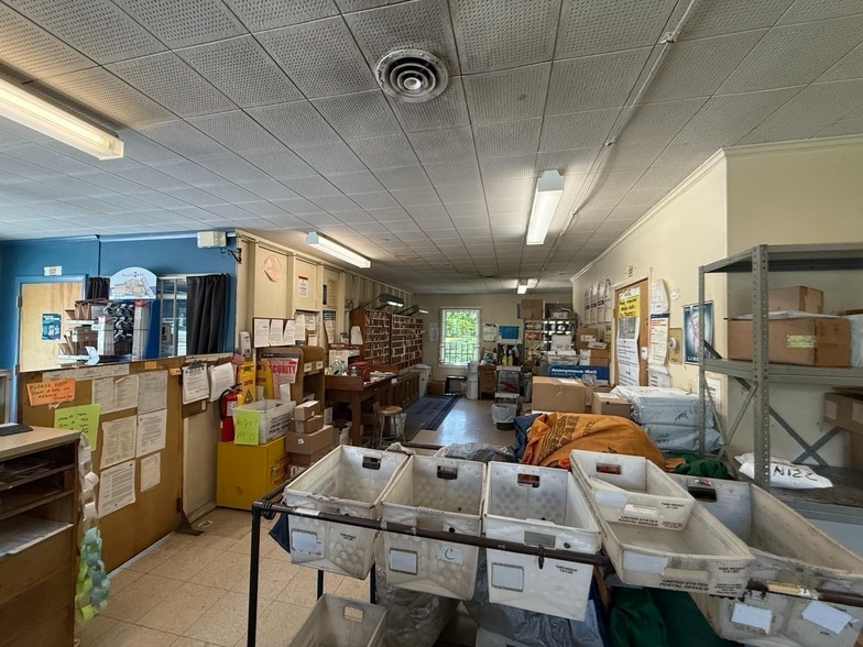 More Photos Of 529 Old County Rd, Westport Post Office For Sale