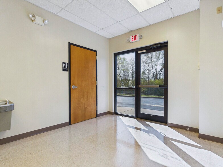 More Photos Of 230 N Old Saint Louis Rd, Wood River Industrial For Lease