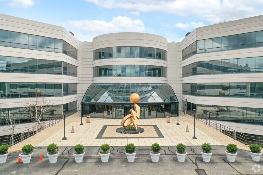 More Photos Of 1400 Old Country Rd, Westbury Office For Lease