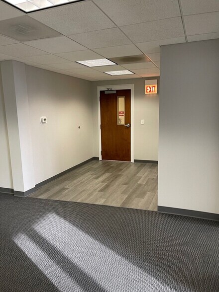 More Photos Of 110 S Hager Ave, Barrington Office For Lease