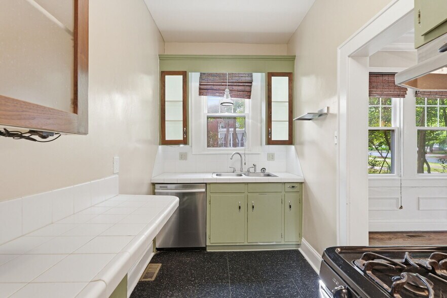 More Photos Of 916 Bromley Rd, Charlotte Apartments For Sale