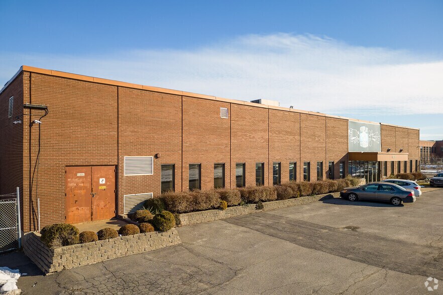 More Photos Of 3435 Boul Pitfield, Montréal Distribution For Lease