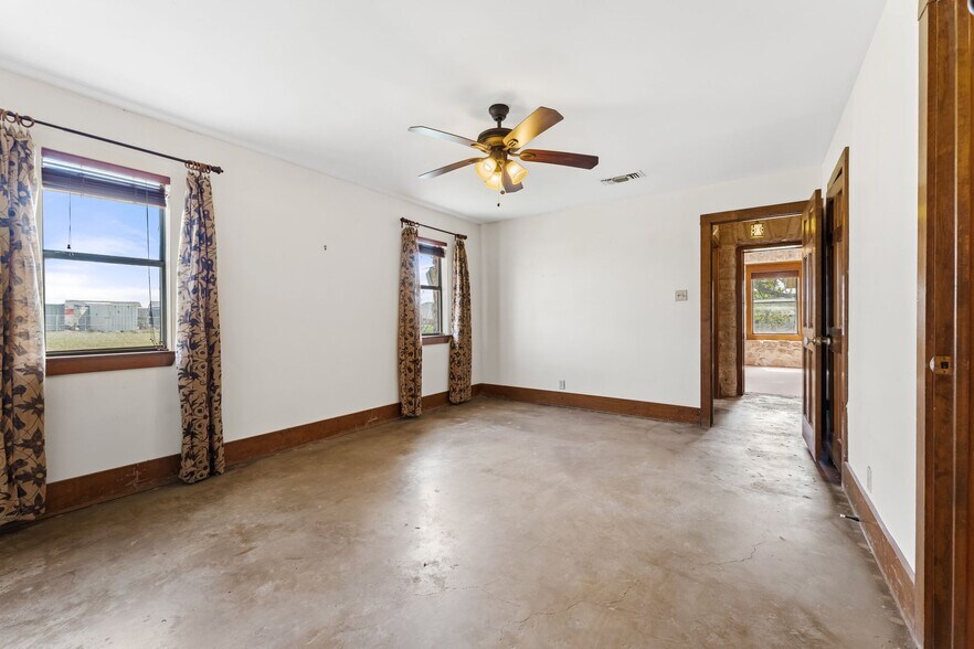 More Photos Of 600 County Road 263, Liberty Hill Specialty For Lease